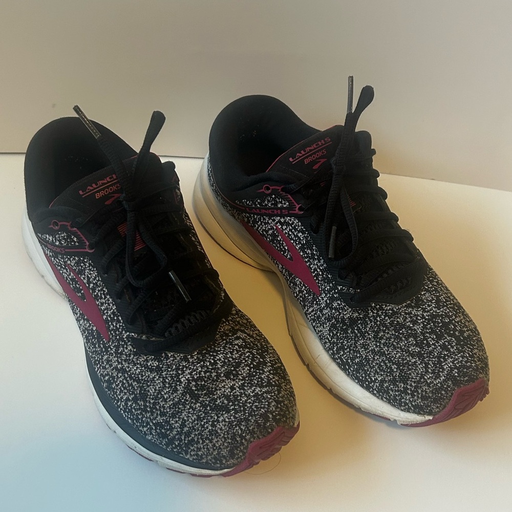 Brooks Launch 5 Black and Pink Athletic Shoes - Sz 7.5